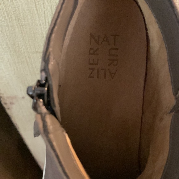 NAME BRAND!Taupe ankles flat sneaker booties!Naturalizers! No stains - Picture 3 of 8